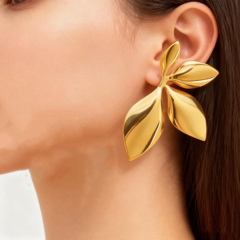 Exaggerated Geometric-shaped Metal Earrings with A Fashionable Retro Vibe, Cool Style, and Pearl Accessories.