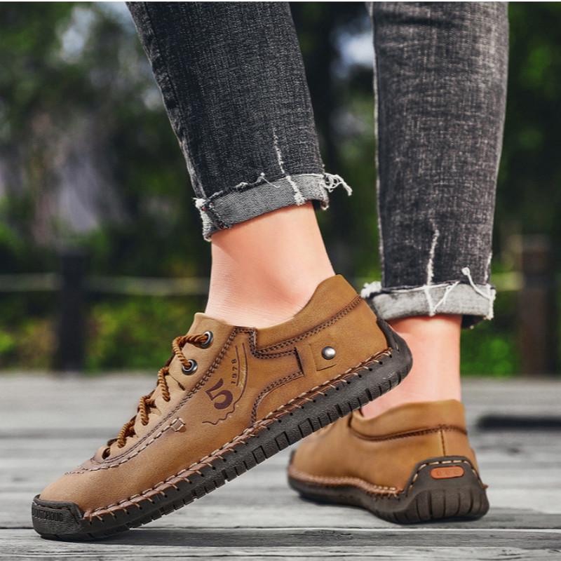 Velké britské kožené business boty na podzim, ručně šité pro větší pohodlí v neformálním nebo formálním prostředí.