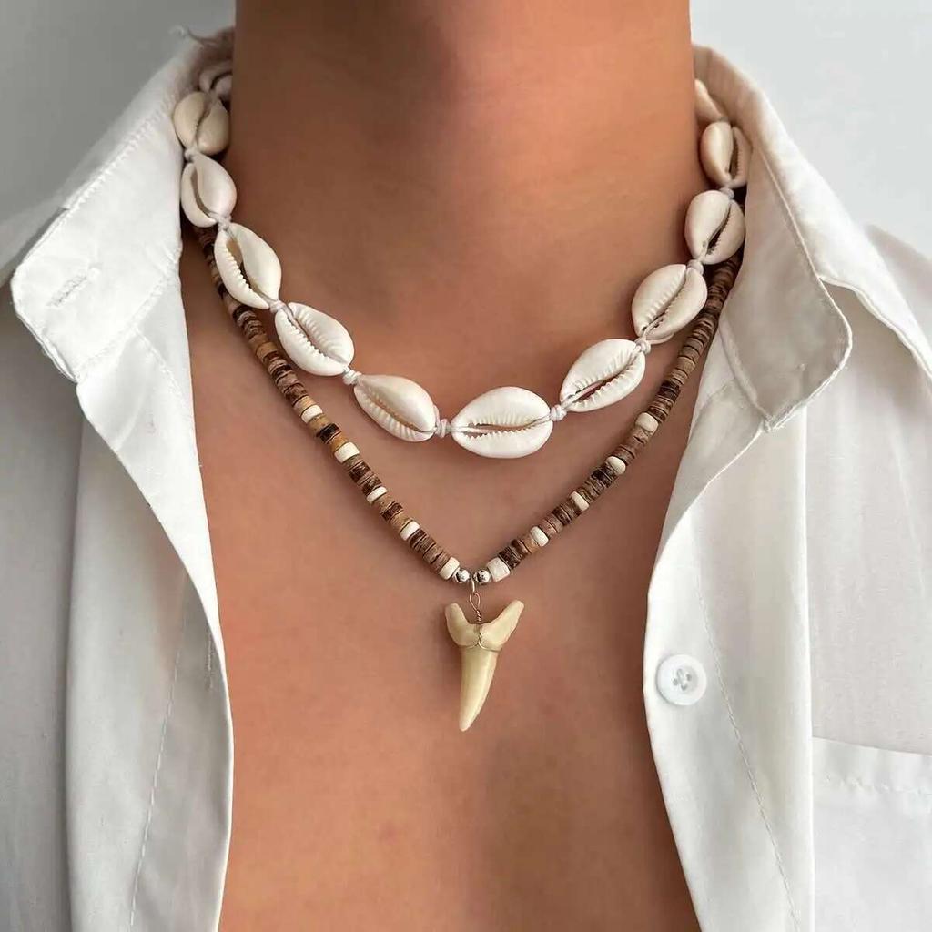 IngeSight.Z Boho 2-teiliges Set Muschel Reiskorn-Kettenhai-Zahn-Anhänger Halskette Trendiger Sommerstrand Geometrisches Choker Hals Schmuck