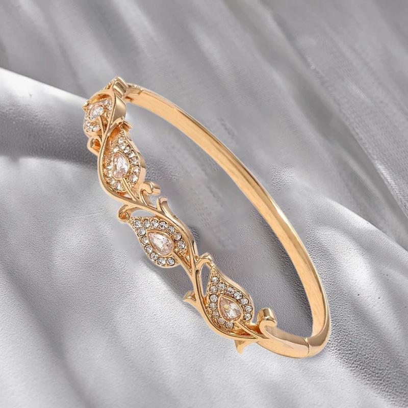 Elegantní náramek s listy a diamanty: Dámská luxusní móda pro všestranné každodenní nošení