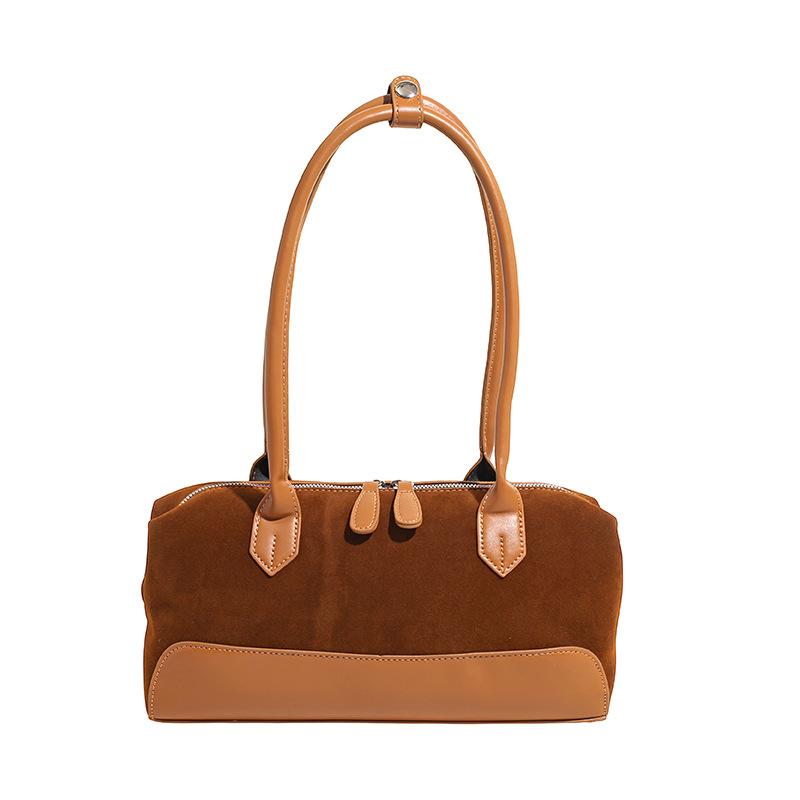 

New sausage bag pillow bag splicing niche design high value shoulder bag commuting versatile armpit bag коричневый