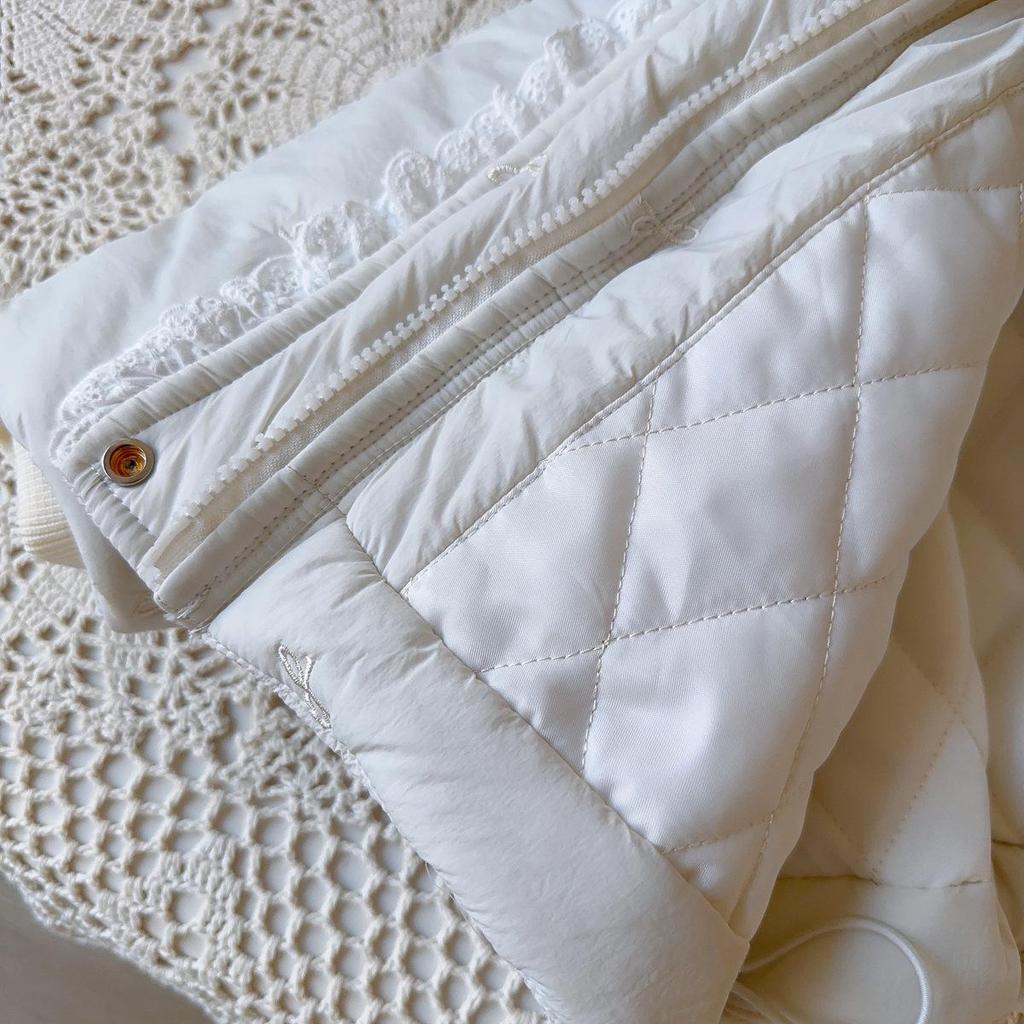 Wintermantel für Mädchen mit Schleife: Stilvolle, warme Baumwolljacke mit langen Ärmeln und Spitzenbesatz