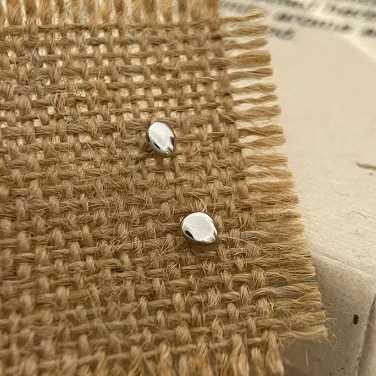 Simple Geometric Bean-shaped Irregular Stud Earrings for Women - Perfect for Enhancing Your Ears.
