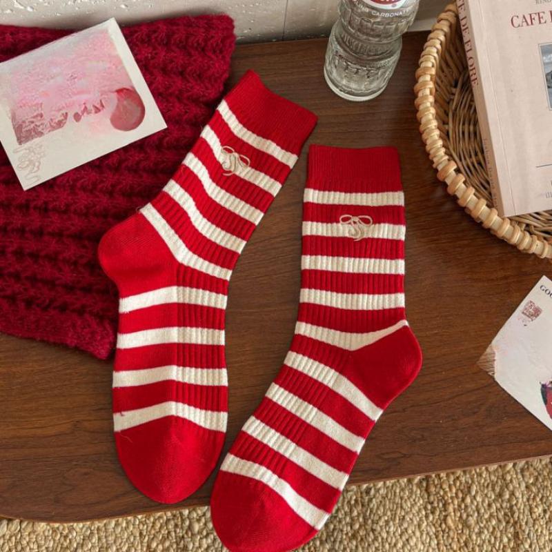 

Вышитые ярко-красные носки до середины икры для женщин, модные осенне-зимние новогодние, милые длинные хлопковые носки для Нового года 1 pair