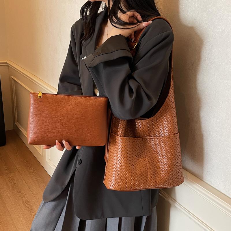 Large capacity woven pattern underarm bag women's 2025 new autumn and winter commuter tote women's bag retro versatile bucket bag