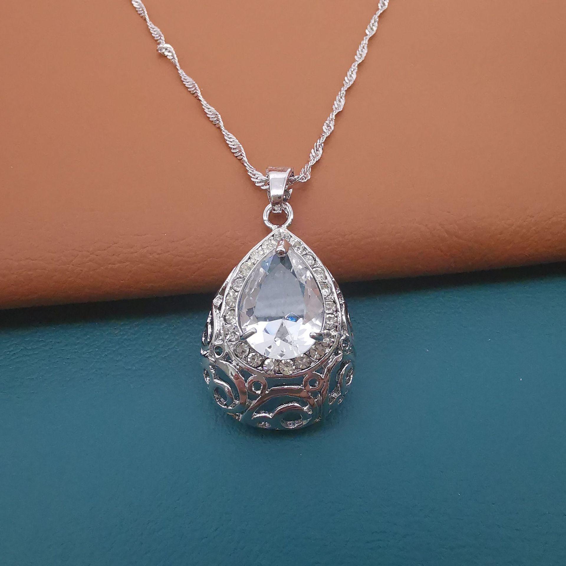 Gold Retro Water Drop Geometric Pendant Necklace Personalized Hollow Versatile Ins Collarbone Chain
