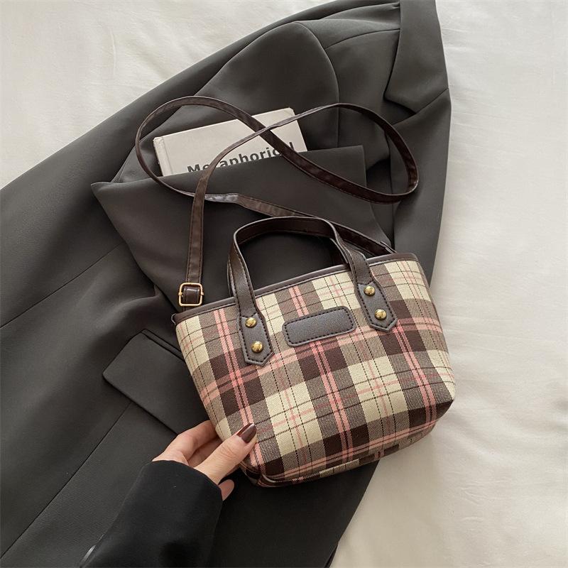 

Высококачественная повседневная сумка-ведро, модная и вместительная корейская версия сумки в этом году, повседневная сумка-мессенджер через плечо.