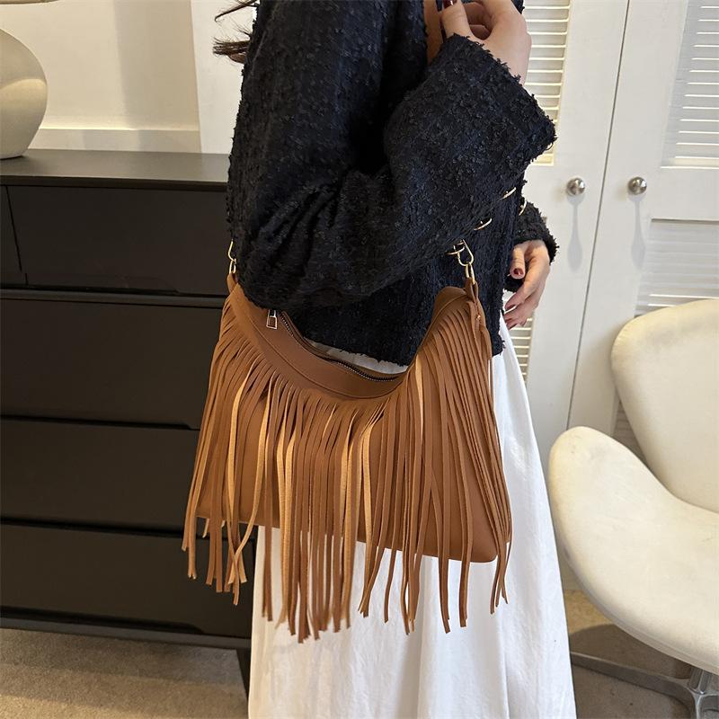 Fashionable And Casual Commuting Tassel Hand-held Shoulder Tote Bucket Bag High-Looking Personalized Women's Bag