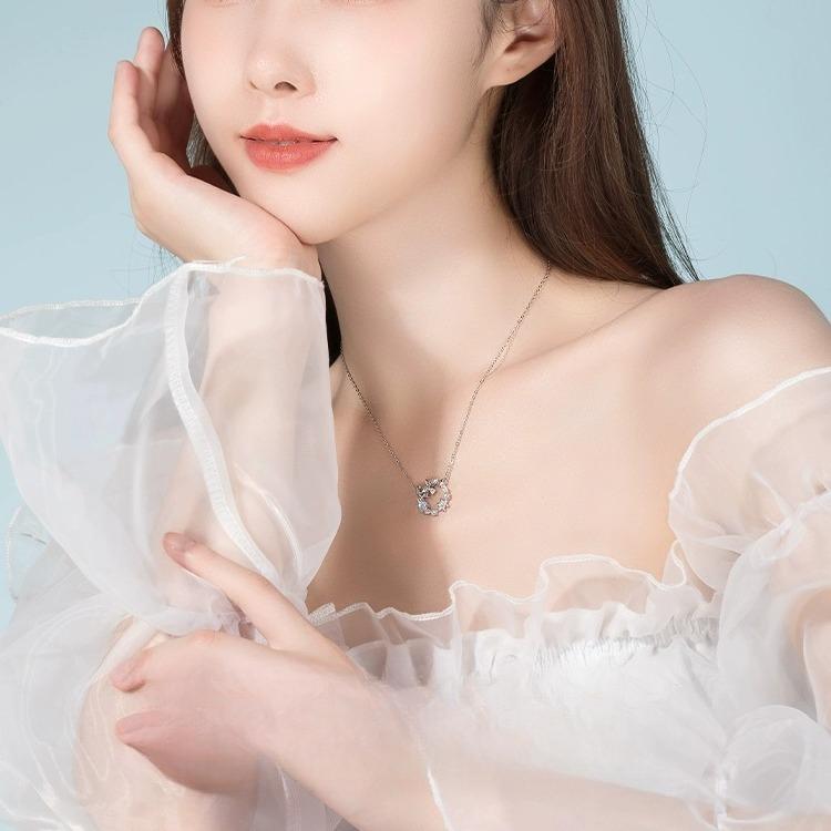 Butterfly wreath necklace female New Year tide light luxury niche design to give girlfriend birthday gift