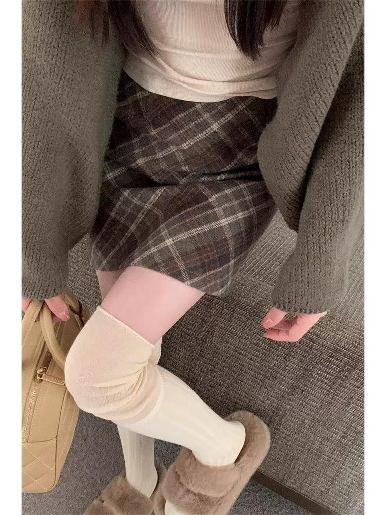 Women's High-Waist Retro Plaid Wool Skirt - A-Line Hip Style for Autumn/Winter 2024