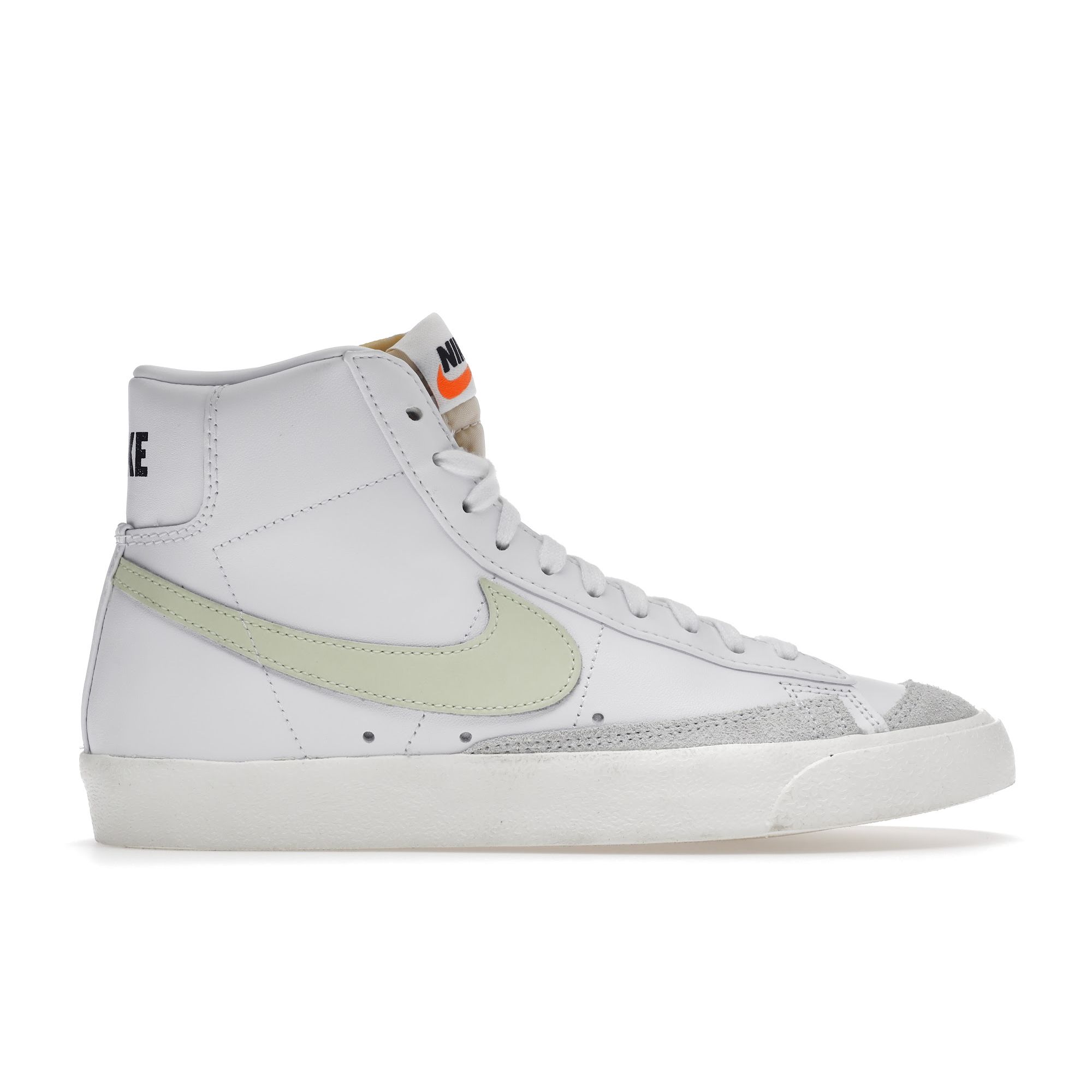 

Nike Женские кроссовки Blazer Mid 77 Barely Volt белые Total-Orange CZ1055-108
