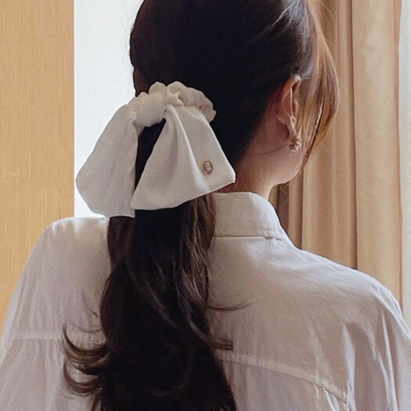 Oar Cameo Satin Ruffle Scrunchie [White]