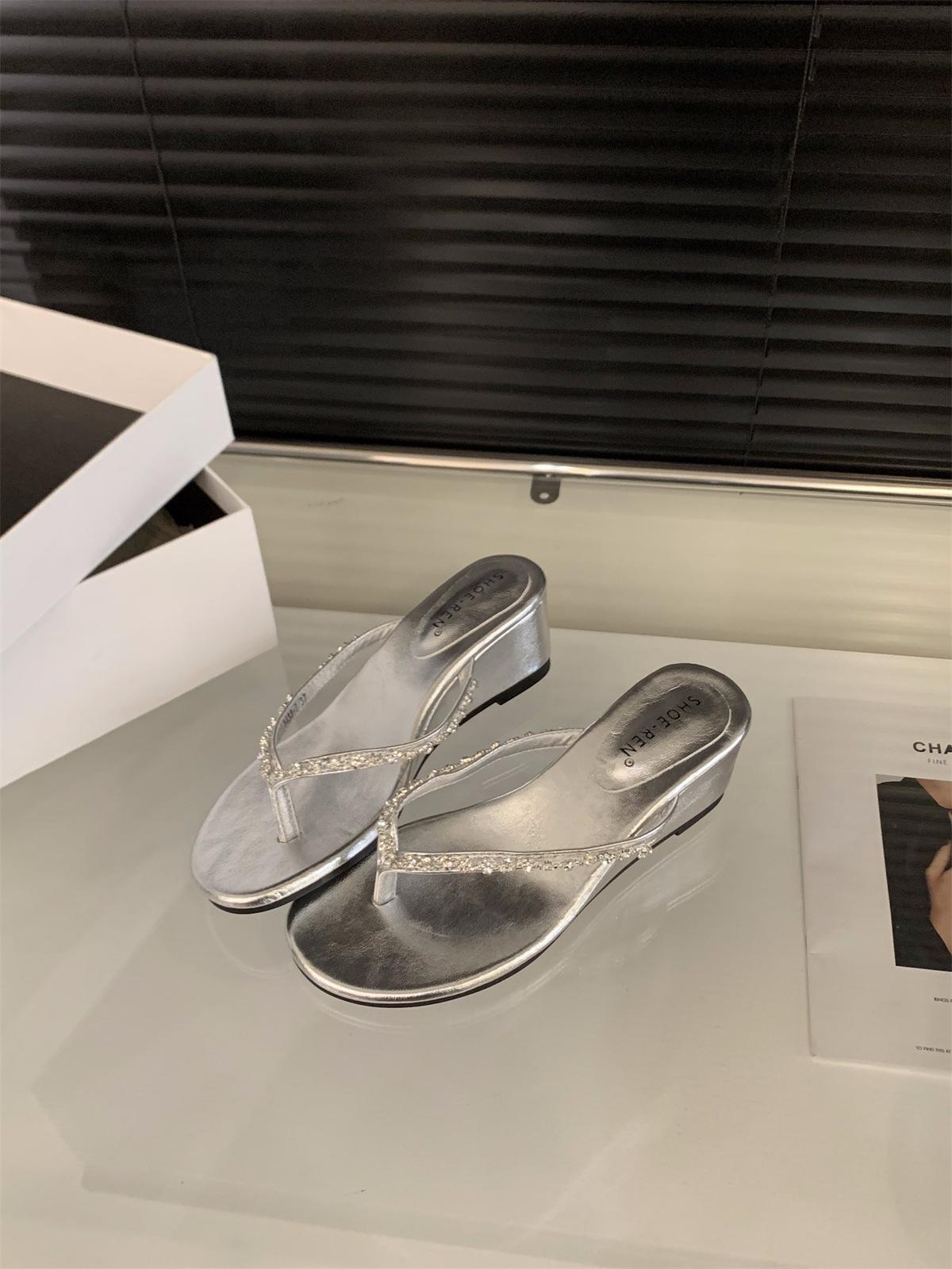 

Wedge heel high heel pinch flip-flops fairy shoes wear 2025 summer rhinestone French silver sandals 39 серебряный