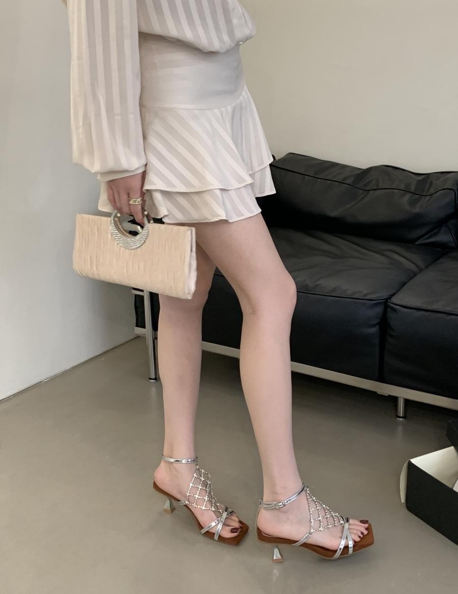 

French sense black low heel thick heel toe sandals women s summer 2025 new chain word strap Roman shoes 39 срібний