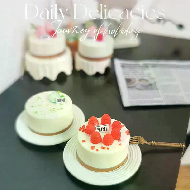 1Pcs Miniature Dollhouse Simulation Clay Strawberry Fruit Cake Mini Food Model For Doll House Accessories Cute Bakery Cake Toys