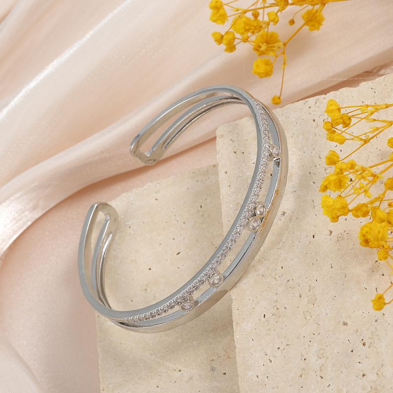 

Элегантный зрелый браслет с полым бриллиантом, подходящий для женщин, чтобы носить и сочетать с модной циркониевой вставкой для летних путешествий. медный