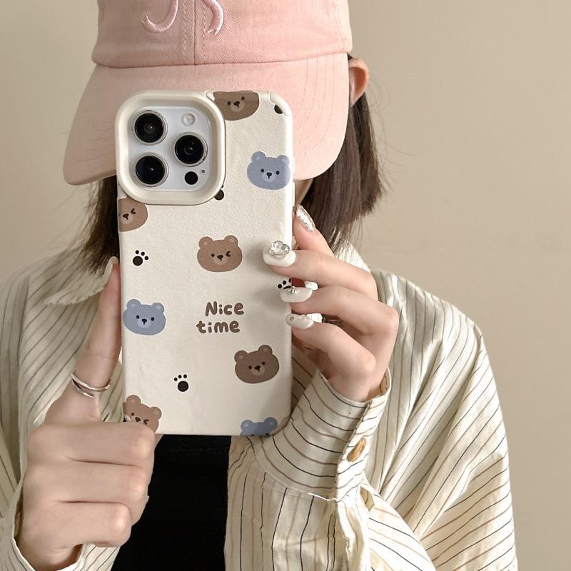 The Cute Brown and Blue Bear In An Ins Style Is Suitable for Apple 16promax Phone Cases and The Women's Xsmax Models of 15/14/13