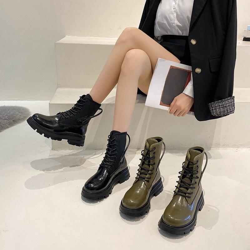 Cómo llevar pantalones blancos en invierno con botines negros