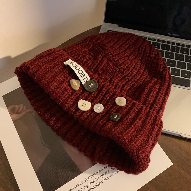 

Ретро вязаная шерстяная шапка с пуговицами женская осенне-зимняя холодостойкая и теплая шапка-пуловер универсальная шапка, делающая лицо маленьким, тренд M（56-58cm） красный