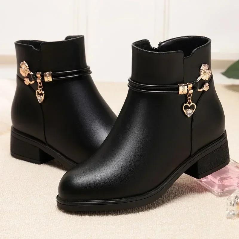 Fashion Winter Boots Women's Waterproof Warm Leather Mother Cotton Boots Fashion Black Mid Heel Plush Snow Boots Soft Sole Short Boot