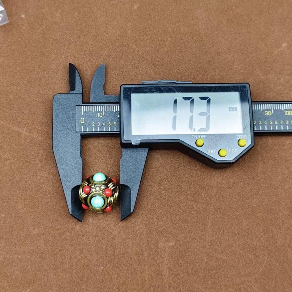 Nepalski Ręcznie Robiony Naszyjnik z Sześciosylabową Mantrą z Mosiężnymi Inkrustowanymi Koralikami