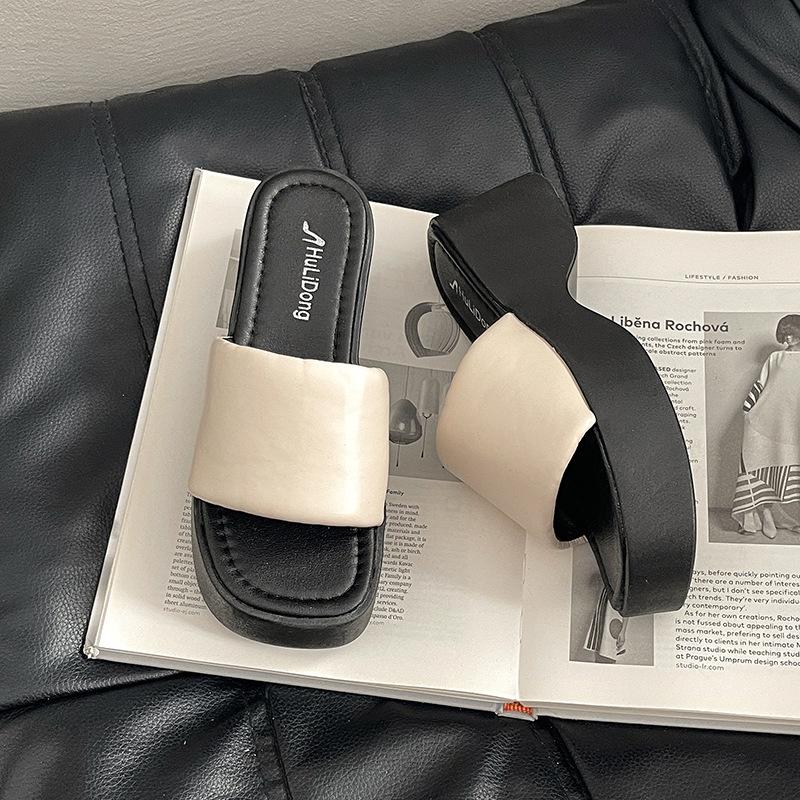 

Korean version of thick-soled one-word slippers women s 2025 summer new wear simple and comfortable small height-increasing sandals 40