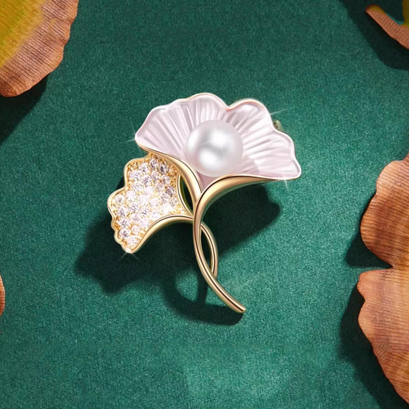 

Three Lives Fortunate Brooch, High-end Women s Light Luxury and Elegant, Ginkgo Leaf Corsage Design, Anti-glare Brooch белый