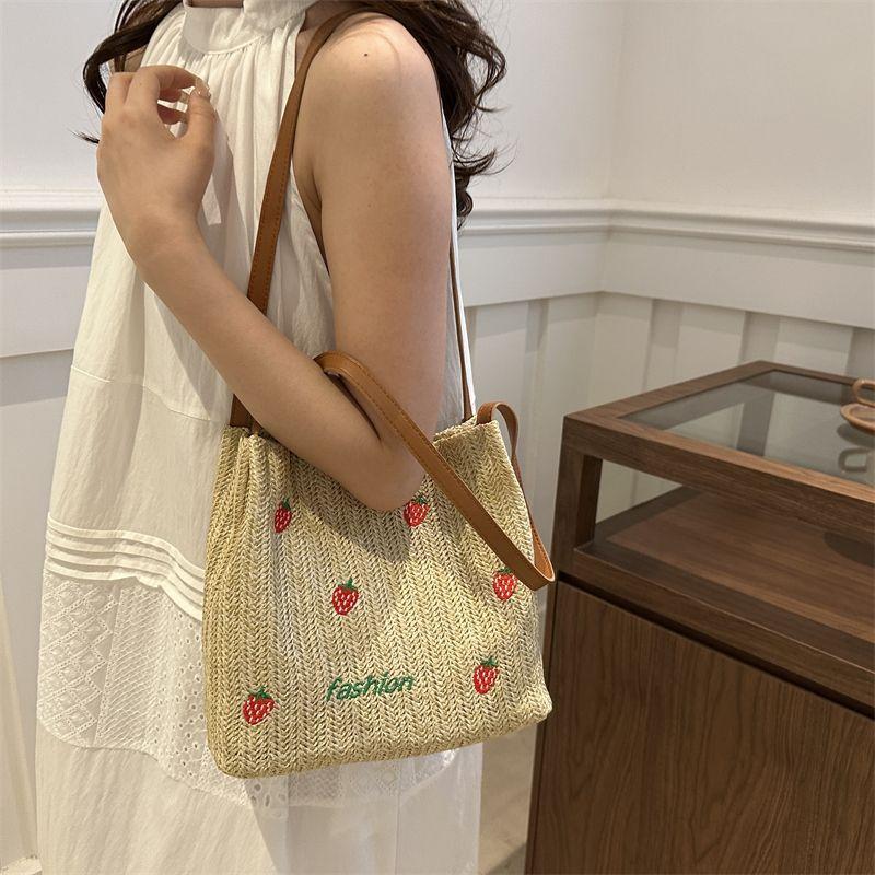 Summer Strawberry Straw Woven Large Capacity Tote Bag New Fashionable and Versatile Casual Small Fresh Shoulder Bag