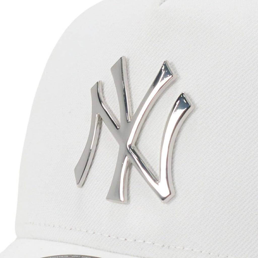 New Era 9FORTY MLB ONSPOTZ Exclusive NY White Cap with Free 9Forty CS Metal New York Yankees A-Frame Badge,