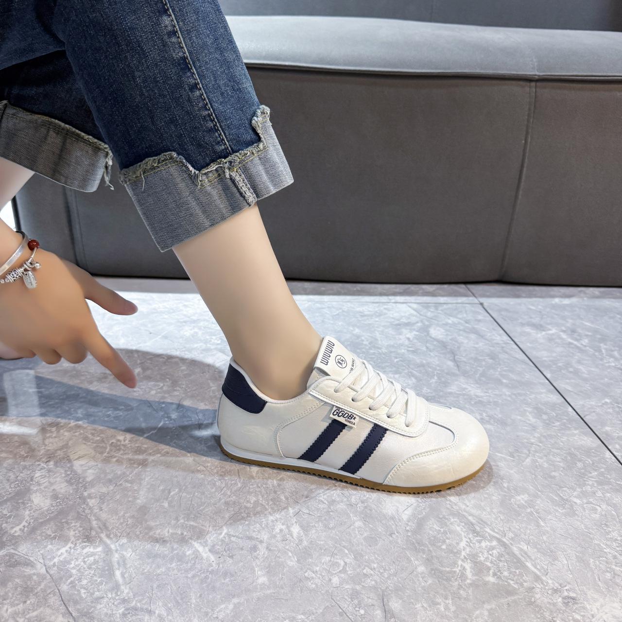 

Retro German training shoes women s 2025 new spring and autumn popular flat-soled soft-soled leather-faced white shoes one-pedal casual shoes 40 синий