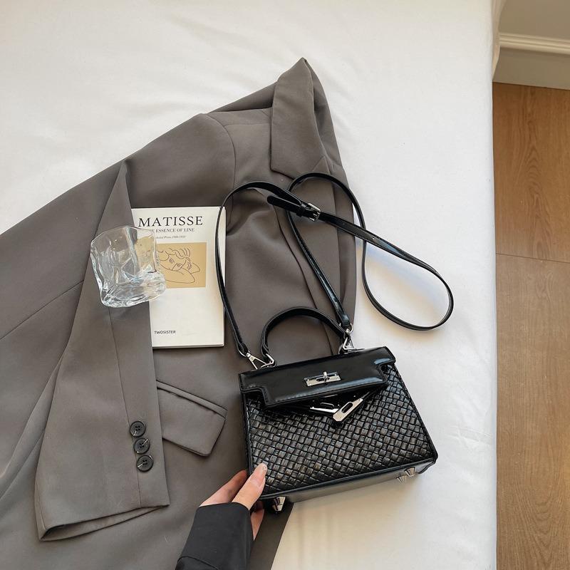 

Small bag women s new niche fashion shoulder messenger bag casual portable small square bag