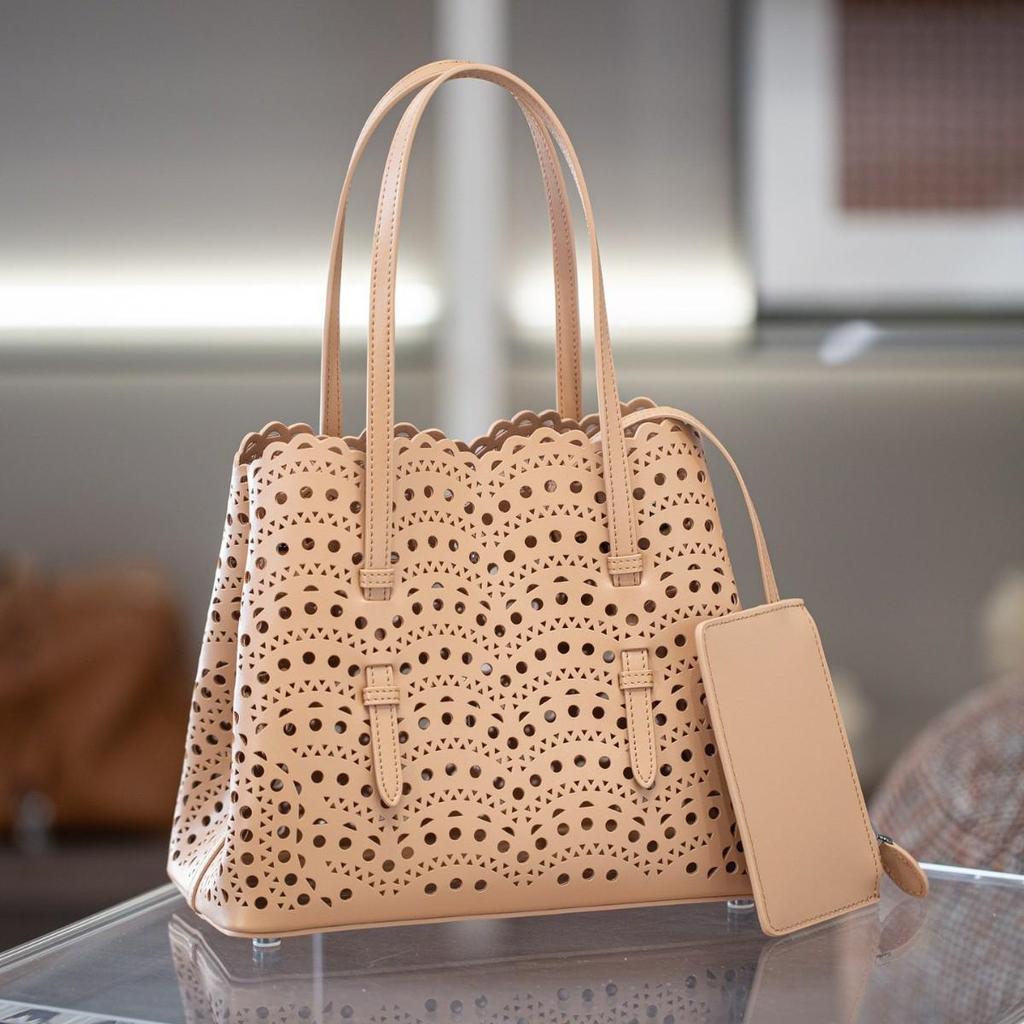 2025 Niche Leather Flower Design Crossbody Basket Bag for Women
