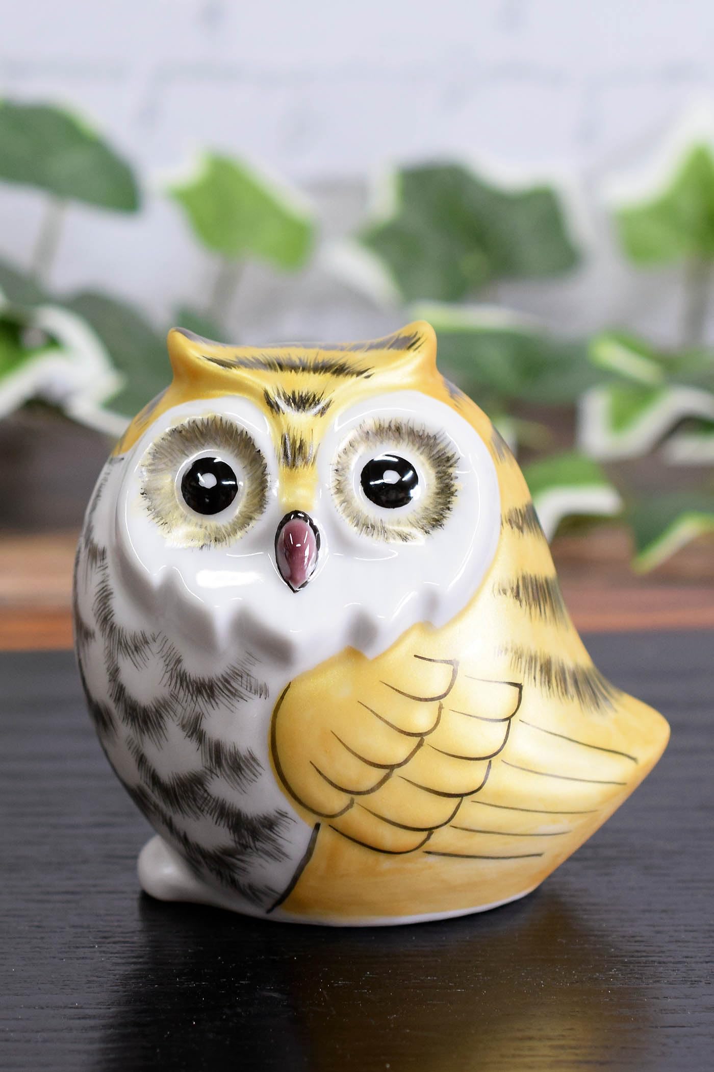 

Stylish Kutani ware owl figurine from Waza no A perfect gift for bringing good luck and interior Perfect for celebrating and 77th Kura. Gold-plated золотий
