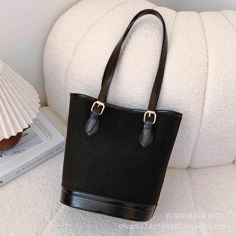 

Retro fashion casual underarm bucket bag women s 2025 autumn and winter new large-capacity commuting single shoulder contrasting color bag чорний