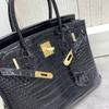 Borsa a tracolla da donna in pelle di vacchetta pressata effetto coccodrillo verniciata platino con tracolle per pendolari di grande capacità fonte