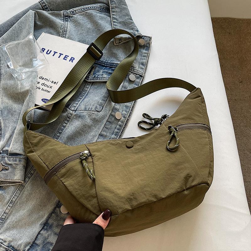 

Large capacity, light and casual versatile horn bag women s 2025 new crescent bag women s shoulder messenger bag зелёный