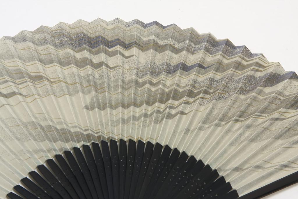 handcrafted by a Kyoto with fan case and paper box wave [Hasegawa] Men's Kyoto-style fan, artisan, (triangular pattern)