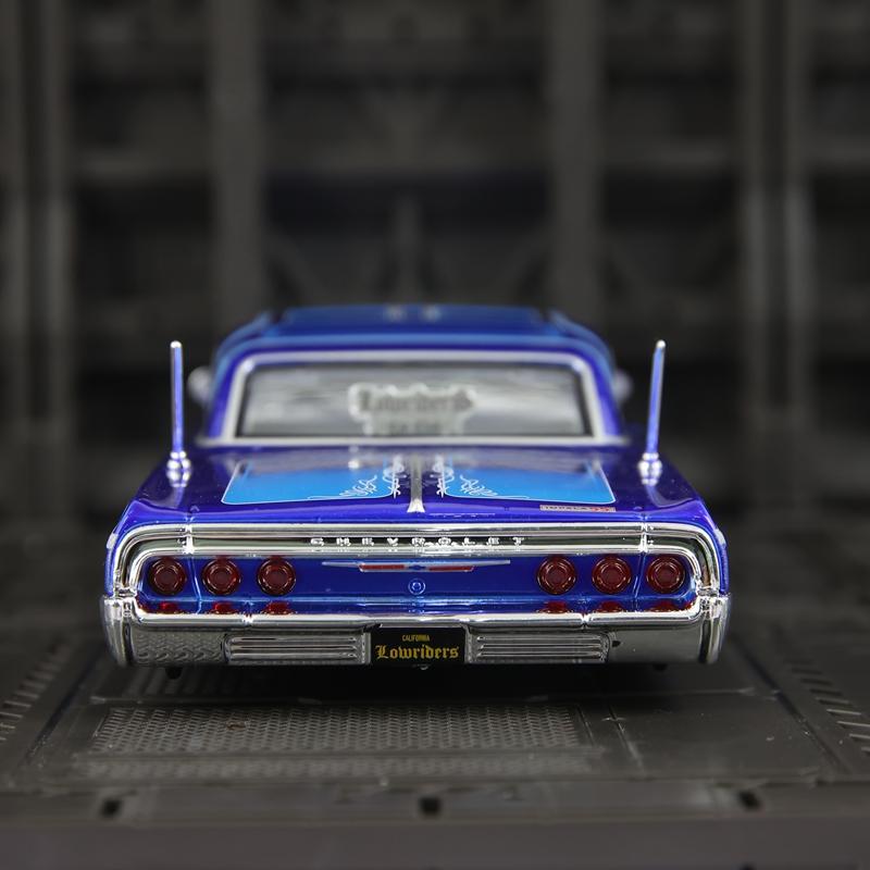 1:26 Simulated Chevrolet Impala SS 1964 alloy car model ornament with doors and hood that can be opened