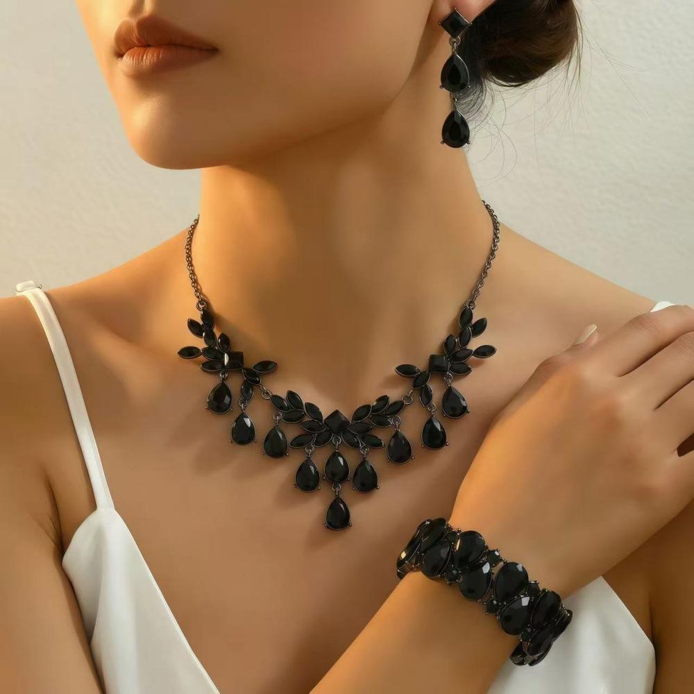 High-end atmospheric exaggerated necklace, earrings, bracelet, jewelry set.