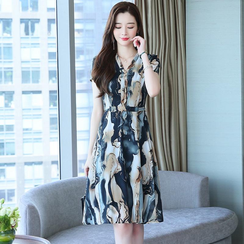Elegant Summer Outfit: Stylish Short-Sleeved Dress for Middle-Aged Mothers (40s-50s), Wide-Cut and Sophisticated