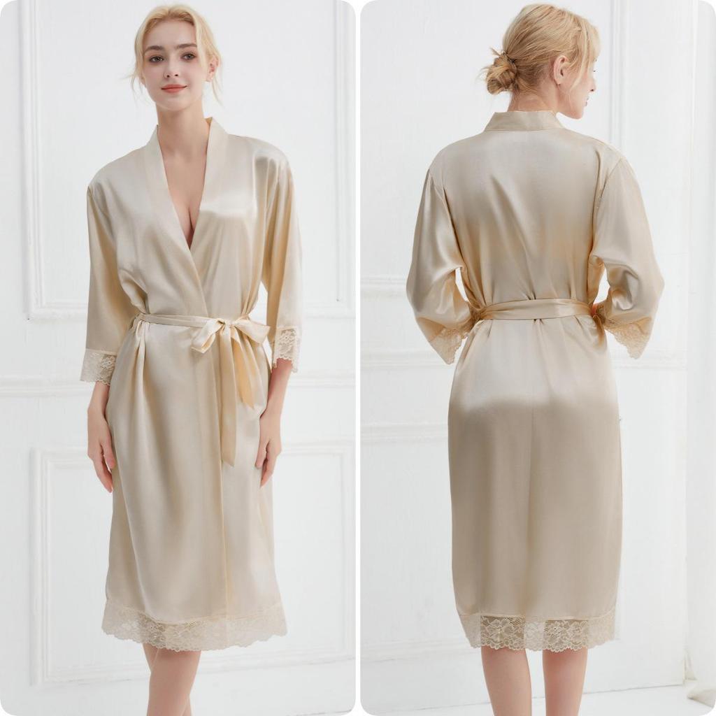 Elegantes Sommer-Bademantel mit Spitzenbesatz