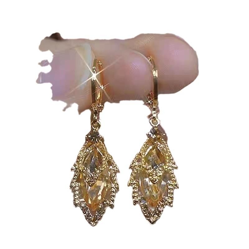 High-end, Minimalist Style, Exclusive Zirconia Leaf Fringed Ear Studs for Women, Suitable for All Occasions and Enhancing One's Charm.