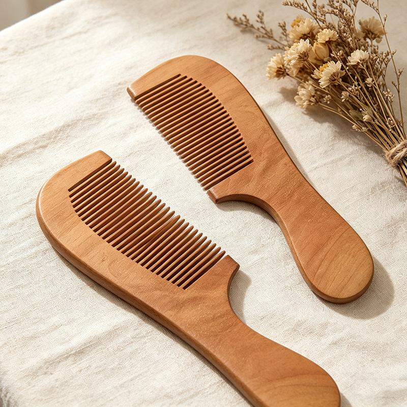 Holzkamm mit dickem Griff zur Massage. Haushalts-Pfirsichholz-Kamm. Holz-Haarpflegekamm. Holz Glättkamm für Haare.