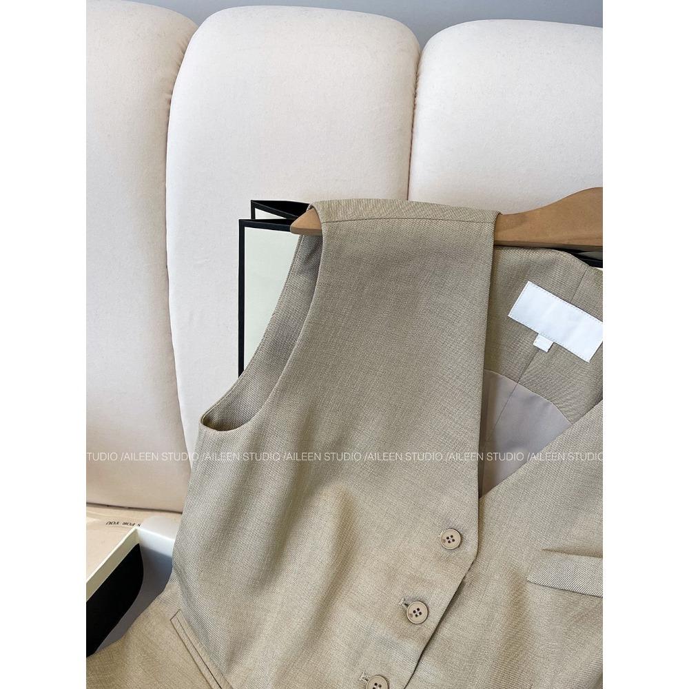 Spring and Autumn Top with  Round Neck and Slim Fit Exuding Sense of Luxury Women's Vest