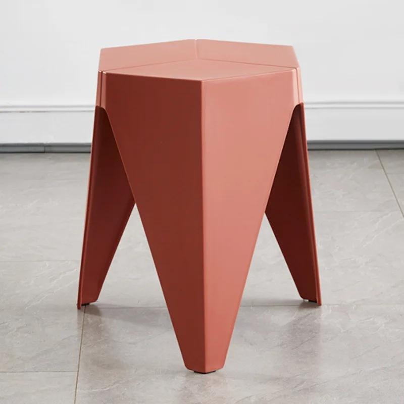 Nordische Kunststoffhocker können gestapelt und mit verdickten Gummihockern aufgestellt werden. Einfache und moderne Esszimmerhocker für den Haushalt