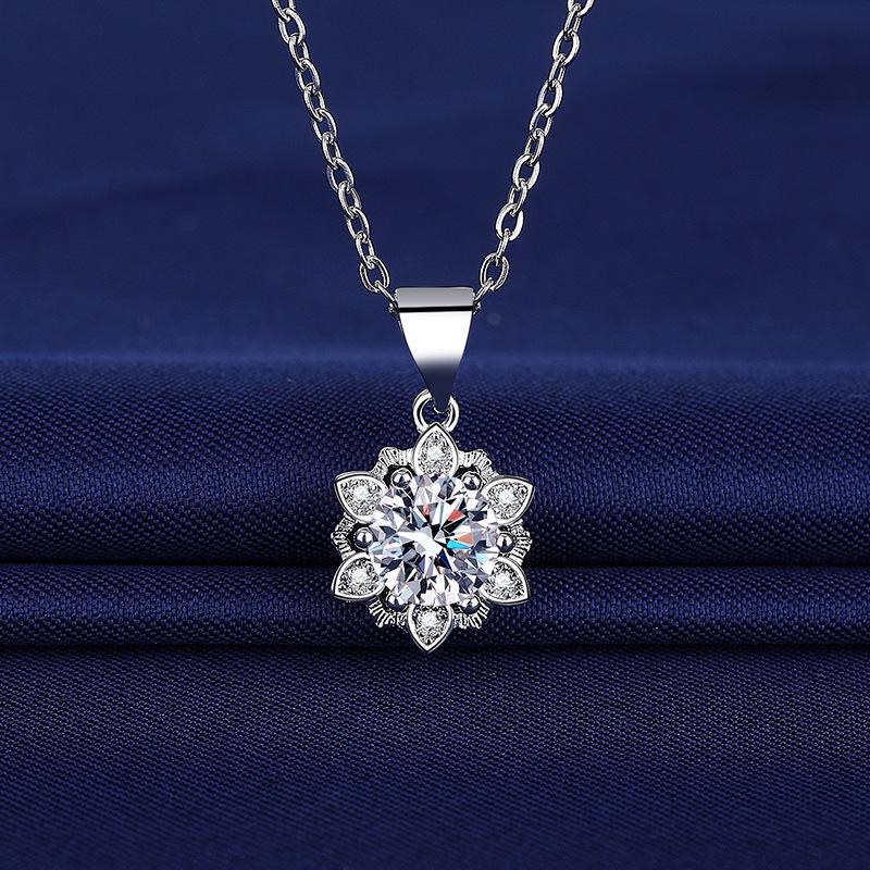 Popular Filigree Snowflake Pendant Necklace - Women's Christmas Fashion Clavicle Jewelry