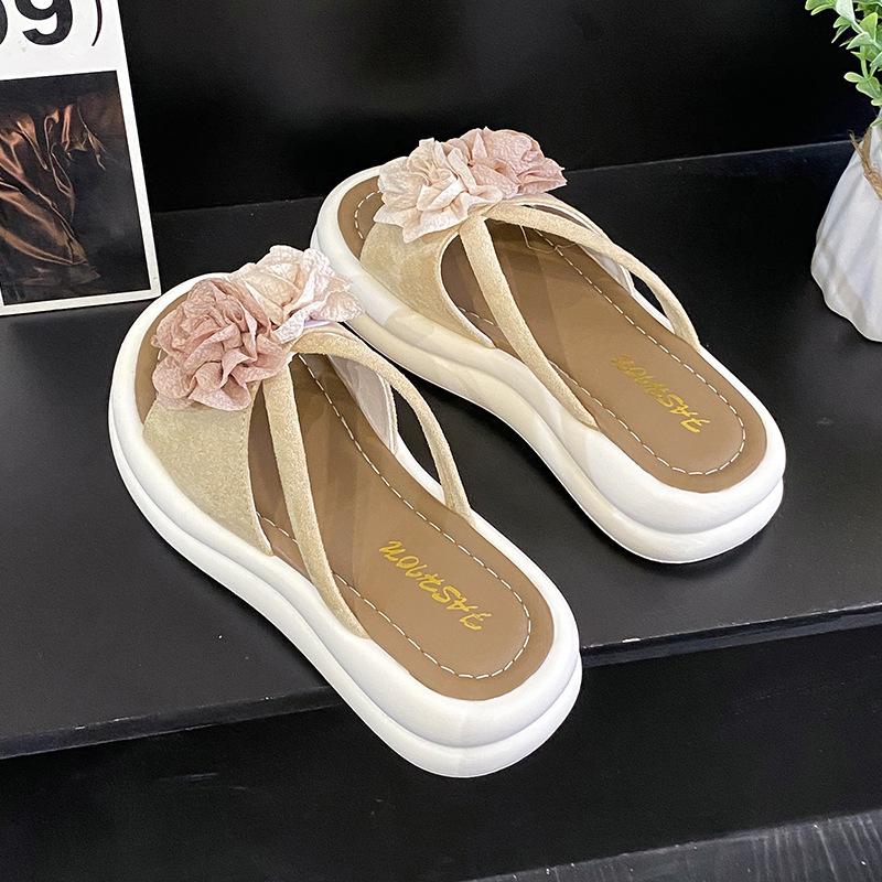 Zweifarbige Blumen-Plateau-Slipper Damen 2025 Sommer neu Koreanische Version Feenwind flache Sohle Studentenmode Strand coole Slipper
