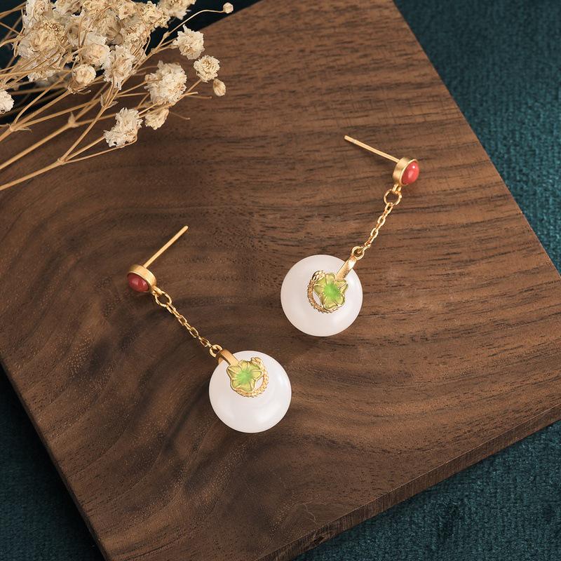 Pozlacené měděné cloisonné náušnice s lotosovým květem a imitací jižního červeného a bílého jadeitu pro kostýmy Hanfu