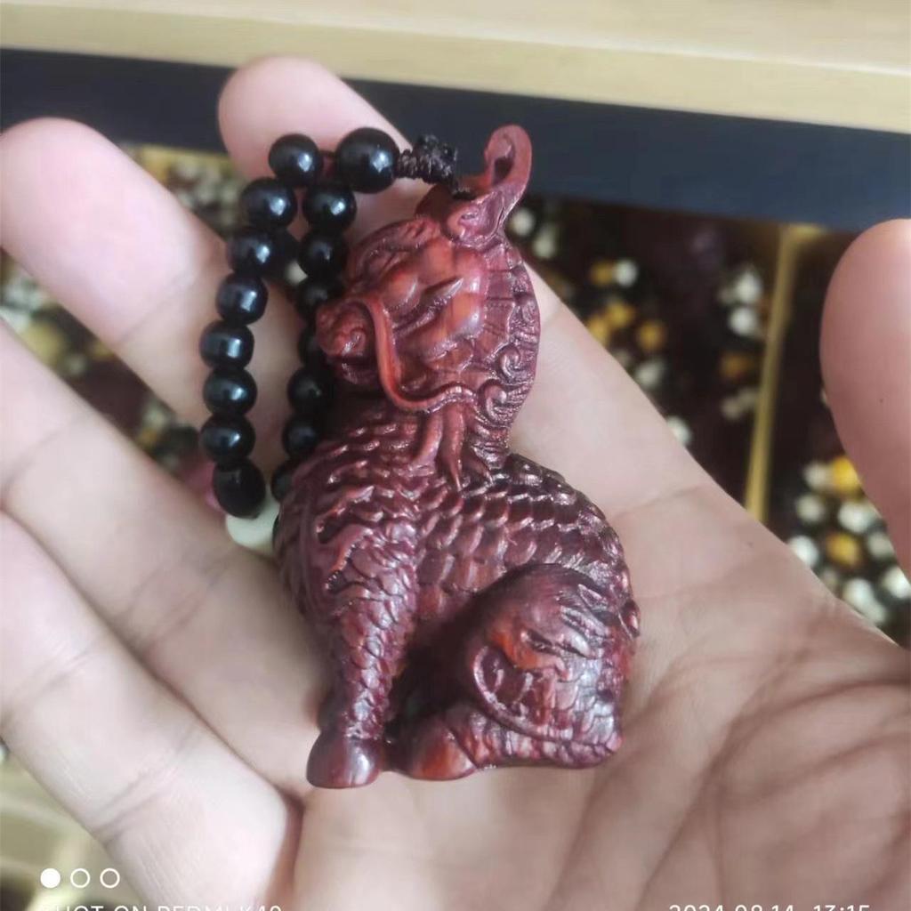 Colgante de Talla en Madera Pixiu de Palosanto - Artesanía Ornamental Más Vendida