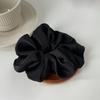 Gerüschtes Satin-Blütenknospen-Scrunchie - Elegantes französisch inspiriertes Haarband für Frauen